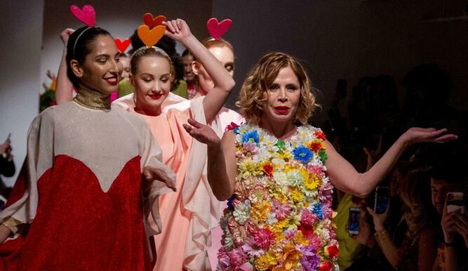 Rosado intenso, amarillo, verde lim&oacute;n y oscuro, rojo, azul, blanco y naranja y atrevida combinaci&oacute;n de colores, muy cl&aacute;sico Ruiz de la Prada, desfilaron por esta pasarela.