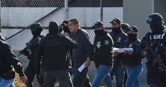 Rodeado de polic&iacute;as y periodistas, el narcotraficante escuch&oacute; visiblemente nervioso los cargos que se le imputan y se entreg&oacute; a las autoridades.