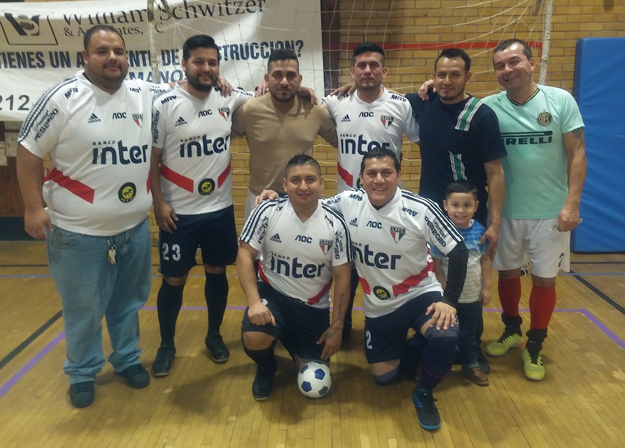 El quinteto Arta Demencia se encuentra en plena pelea buscando un cupo para la Liguilla categoria Master 40+ en la HONDUCOL Liga de Indoor y FutSal, que desarrolla el campeonato en el Bronx. (Foto: Buki Chapin)