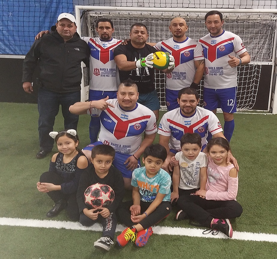 Integrantes del sexteto Corinto, acompañados por Armando Villatoro, amplio contribuyente del equipo, que viene dando 'guerra' en el campeonato categoría Veteranos en la Liga Mexicana de Fútbol, Brooklyn, Sunset Park. (Foto: Buki Chapin)