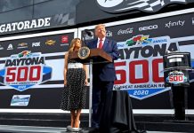 El presidente Donald Trump dio a viva voz este domingo la salida de la prueba automovilística de las 500 Millas de Daytona