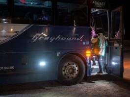 ACLU urgió el verano pasado a FirstGroup Plc, empresa matriz que engloba a Greyhound, a impedir el acceso de las autoridades de migración a los vehículos.