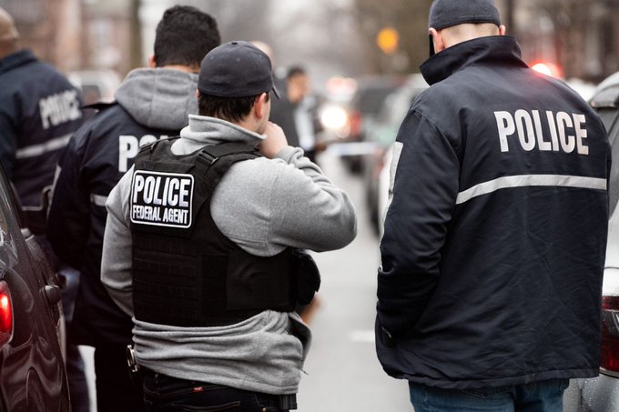 Los agentes acudieron esta mañana a arrestar en su residencia al mexicano Gaspar Avendaño Hernández, quien supuestamente había sido deportado ya dos veces y cumplió una condena por asalto.