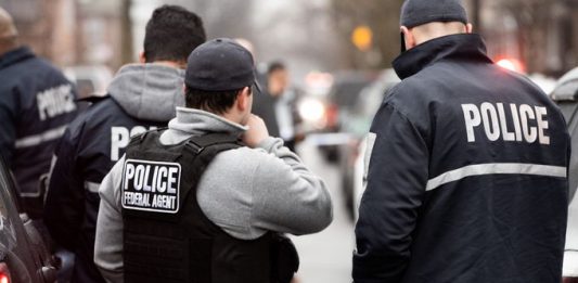 Los agentes acudieron esta mañana a arrestar en su residencia al mexicano Gaspar Avendaño Hernández, quien supuestamente había sido deportado ya dos veces y cumplió una condena por asalto.