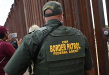 Agentes fronterizos enfrentan culpabilidad y traumas por el trato a migrantes Son agentes fronterizos y están acostumbrados a vivir situaciones extremas, pero, aun así, hay uniformados que tienen sentimientos de culpabilidad, estrés y numerosos traumas.