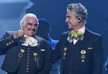 Alejandro Fernández: "Dije a mi padre que sería un honor volver a colaborar" Después de caminar por el bolero, la balada y el pop, regresa a la tradición mariachi con "Hecho en México", un disco que incluye una colaboración inédita con su padre Vicente, tras la reunión familiar de los pasados Latin Grammy.