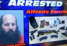 Detención de latino puede haber evitado un tiroteo en una sinagoga de Florida El alguacil Carmine Marceno informó en una rueda de prensa de la detención de Alfredo Sánchez, de 43 años y con antecedentes penales por delitos cometidos en Miami-Dade, al que se le incautaron varias armas de fuego y munición, incluido un fusil de asalto AK-47.