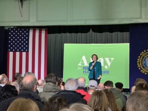 La senadora Amy Klobuchar gan&oacute; este martes la mayor&iacute;a de los votos de las primarias dem&oacute;cratas en los tres enclaves de Nuevo Hampshire 