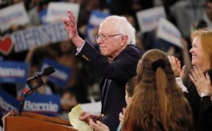 El senador por Vermont Bernie Sanders, con un 30 % del apoyo y una holgada ventaja de 14 puntos sobre el exvicepresidente Joe Biden