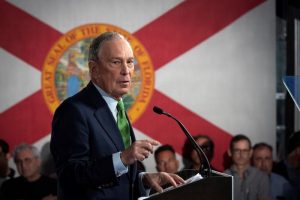 El exalcalde de Nueva York y candidato en las primarias demócratas, Mike Bloomberg, aseguró este miércoles que aunque el Senado haya absuelto a Donald Trump de abuso de poder por presiones a Ucrania y de obstrucción al Congreso, los "historiadores" lo condenarán