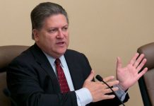 Bob Hertzberg, junto a la Coalición por los Derechos Humanos de los Inmigrantes  y la Coalición de Consumidores de Bajos Ingresos de California presentaron el proyecto encaminado a proteger a migrantes arrestados