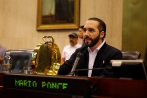 Escoltado por militares con rifles de asalto y por agentes de la Polic&iacute;a Nacional Civil, el presidente de El Salvador, Nayib Bukele, irrumpi&oacute; este domingo en el Congreso salvadore&ntilde;o