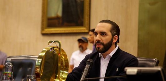 Escoltado por militares con rifles de asalto y por agentes de la Policía Nacional Civil, el presidente de El Salvador, Nayib Bukele, irrumpió este domingo en el Congreso salvadoreño