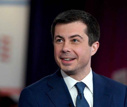 Buttigieg, entre el entusiasmo y el desinterés de la comunidad LGTBI La candidatura del político demócrata Pete Buttigieg a las elecciones presidenciales ha desatado el entusiasmo de parte de la comunidad LGTBI, que ve su carrera como una señal de que el país "ha avanzado".