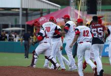 Los jugadores de Cardenales de Lara de Venezuela celebran el pase a la final de la Serie del Caribe, este jueves, tras ganar a los Tomateros de Culiacán, durante la semifinal por la Serie del Caribe disputada en el Estadio Hiram Bithorn, en San Juan (Puerto Rico).