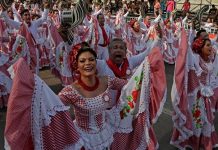 La música tradicional, la gran protagonista del Carnaval de Barranquilla El Carnaval de Barranquilla rindió este domingo tributo a los ritmos musicales ancestrales de la región Caribe colombiana durante la "Gran Parada de Tradición"