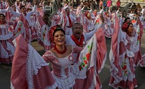 El Carnaval de Barranquilla rindi&oacute; este domingo tributo a los ritmos musicales ancestrales de la regi&oacute;n Caribe colombiana durante la "Gran Parada de Tradici&oacute;n"