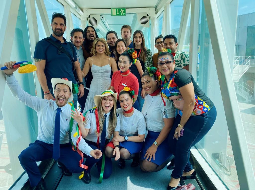 A 11.300 metros de altura... un estallido de música y color currambero, porque como "quien lo vive es quien lo goza", se prendió el carnaval en La Arenosa.