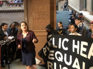 Varias decenas de activistas arropados por políticos locales demócratas como Catalina Cruz, Jessica Ramos o Yuh-line Niou pidieron este martes al gobernador de Nueva York, Andrew Cuomo, que dé prioridad a los inmigrantes