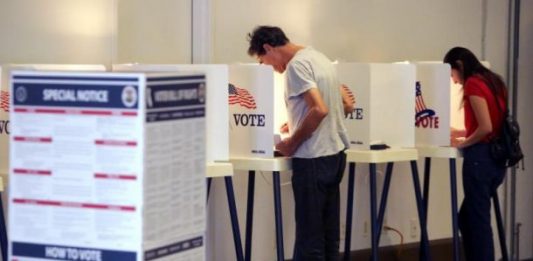 El 53 % de los latinos registrados para votar en California se identifica como demócratas.