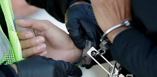 El percance ocurrió en horas de la mañana del jueves cuando agentes de ICE gestionaban el arresto de Avendaño Hernández.