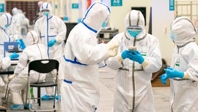 Para el nuevo coronavirus, las directrices de los Centros para el Control y Prevención de Enfermedades (CDC) definen como "contacto cercano" a quien haya estado a menos de seis pies de una persona infectada por el virus.