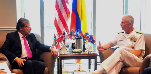 El ministro de Defensa de Colombia, Carlos Holmes Trujillo, visitó este martes el Comando Sur de Estados Unidos, en Miami