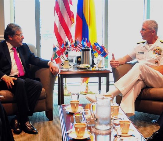 El ministro de Defensa de Colombia, Carlos Holmes Trujillo, visitó este martes el Comando Sur de Estados Unidos, en Miami