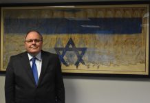 Embajador Dani Dayan habla sobre su trabajo con la comunidad latina y el Plan de Paz del presidente Trump “Latinoamérica y los latinos de Estados Unidos son de importancia económica y social”, dijo el embajador hispano-israelí.