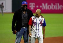 El cantante puertorriqueño Ozuna (d) durante el lanzamiento de honor junto a exbeisbolista dominicano David Ortiz este miércoles en el juego de la Serie del Caribe 2020 entre los Toros del Este de República Dominicana y los Cangrejeros de Santurce de Puerto Rico, disputado en el Estadio Hiram Bithorn, en San Juan (Puerto Rico).