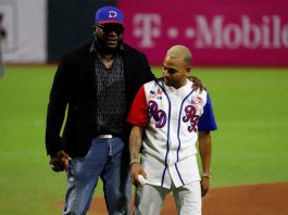 David Ortiz no descarta dirigir en las Grandes Ligas El cantante puertorriqueño Ozuna (d) durante el lanzamiento de honor junto a exbeisbolista dominicano David Ortiz este miércoles en el juego de la Serie del Caribe 2020 entre los Toros del Este de República Dominicana y los Cangrejeros de Santurce de Puerto Rico, disputado en el Estadio Hiram Bithorn, en San Juan (Puerto Rico).