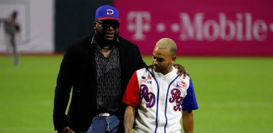 El cantante puertorriqueño Ozuna (d) durante el lanzamiento de honor junto a exbeisbolista dominicano David Ortiz este miércoles en el juego de la Serie del Caribe 2020 entre los Toros del Este de República Dominicana y los Cangrejeros de Santurce de Puerto Rico, disputado en el Estadio Hiram Bithorn, en San Juan (Puerto Rico).