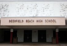 Las muertes de tres estudiantes de la preparatoria deportiva Deerfield Beach, poco más de 60 kilómetros al norte de Miami, Florida, dos de ellos por suicidio en las vías del tren, han causado conmoción en la comunidad
