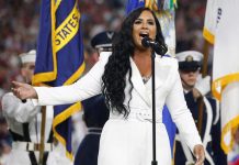 La cantante pop de origen portugués Demi Lovato dio inicio al Super Bow 54 al cantar el himno de Estados Unidos y emocionó al público