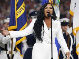 La cantante pop de origen portugués Demi Lovato dio inicio al Super Bow 54 al cantar el himno de Estados Unidos y emocionó al público
