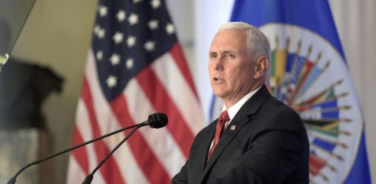 El Partido Demócrata de Florida criticó este viernes que el vicepresidente Michael Pence, responsable de la respuesta del Gobierno al coronavirus