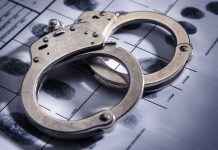 Detienen a un policía de Nueva York por participar en un robo a mano armada En el asalto, Latimer habría empleado incluso su pistola de servicio, así como su chaleco antibalas.
