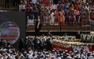 El presidente Donald Trump afirm&oacute; este lunes que su pa&iacute;s vender&aacute; helic&oacute;pteros militares por valor de m&aacute;s de 3.000 millones de d&oacute;lares a la India, desde la ciudad occidental de Ahmedabad, en su primer d&iacute;a de visita oficial al pa&iacute;s asi&aacute;tico.