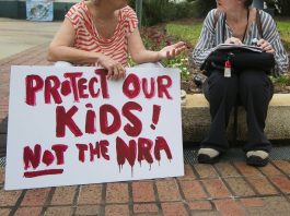 Dos años después del tiroteo que segó la vida de 17 personas en una escuela secundaria de Parkland, el dolor se mantiene vivo, al igual que el movimiento en contra de las armas de fuego