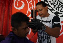 Tiene 42 años de edad y lleva 28 años cortando el cabello en Honduras, Guatemala, Estados Unidos y ahora México, donde ha abierto dos barberías y ya piensa en una tercera.