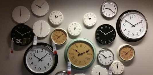 Al cambio de hora, especialmente en primavera, se le culpa por el aumento de ataques cardíacos y accidentes de tránsito mientras la gente se adapta a un déficit temporal del sueño.