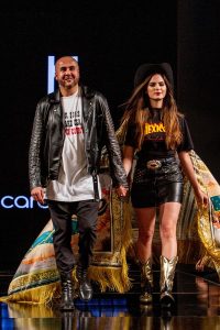 El diseñador mexicano Ricardo Seco, radicado en Nueva York, volvió a utilizar la Semana de la Moda para enviar este domingo un mensaje a los latinos.