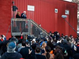 Lágrimas, abrazos y multitudes que no caben en la sala: el entusiasmo ha desbordado el cierre de campaña en Iowa