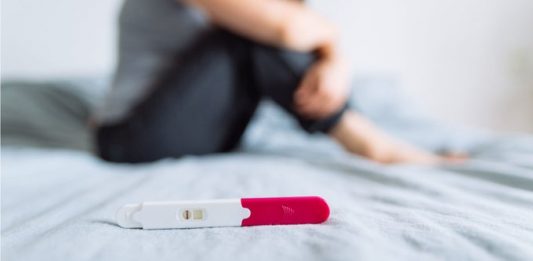 Entre los íntomas están afectaciones en la piel, hipertensión, somnolencia, anemia, aumento del colesterol y triglicéridos, además de infertilidad y abortos espontáneos.