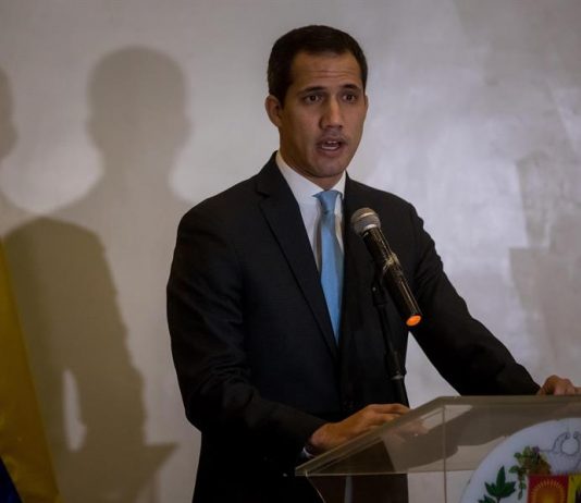 El líder opositor venezolano Juan Guaidó calificó este sábado como "propaganda" la demanda contra Estados Unidos por delitos de esa humanidad