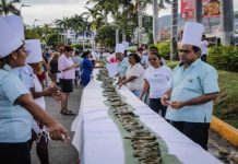 Elaboran el tamal más grande del mundo en México En 1996, Acapulco entró al récord Guinness con la rosca de reyes más grande del mundo, midiendo 10 kilómetros de largo.
