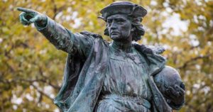 La decisi&oacute;n de las Escuelas P&uacute;blicas de Chicago de celebrar el 12 de octubre como D&iacute;a de los Pueblos Ind&iacute;genas, en lugar de D&iacute;a de Col&oacute;n, ha provocado controversia por un supuesto ataque contra la comunidad italiana.