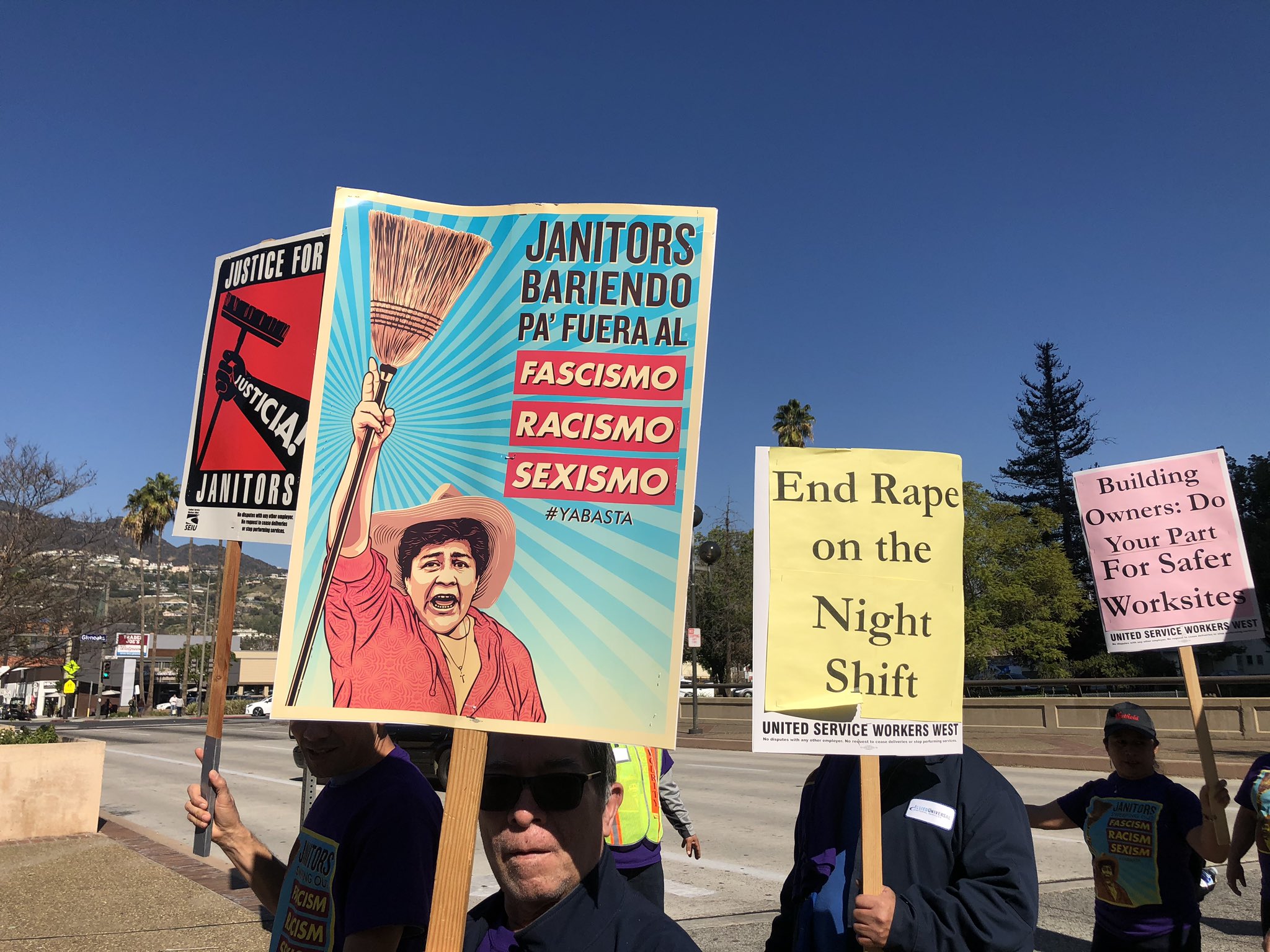 Las manifestaciones marcaron el inicio de las negociaciones de los nuevos contratos para cerca de 25.000 operarios de limpieza de todo California pertenecientes a ambos sindicatos.