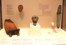 Presencia arqueológica de América en Nueva York En el Museo Nacional del Indio Americano en Manhattan, se exhiben piezas de metal, alfarería, madera, textiles, cuero, lírica, etc. provenientes del actual Puerto Rico, República Dominicana, Colombia, Perú, Bolivia, Argentina, Guatemala, Chile, etc., en la foto un asiento taíno de guayacán, conocido como dijo, elaborado entre el 1.280 y 1.390 DC en República Dominicana.