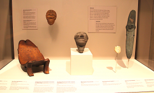 En el Museo Nacional del Indio Americano en Manhattan, se exhiben piezas de metal, alfarer&iacute;a, madera, textiles, cuero, l&iacute;rica, etc. provenientes del actual Puerto Rico, Rep&uacute;blica Dominicana, Colombia, Per&uacute;, Bolivia, Argentina, Guatemala, Chile, etc., en la foto un asiento ta&iacute;no de guayac&aacute;n, conocido como dijo, elaborado entre el 1.280 y 1.390 DC en Rep&uacute;blica Dominicana.